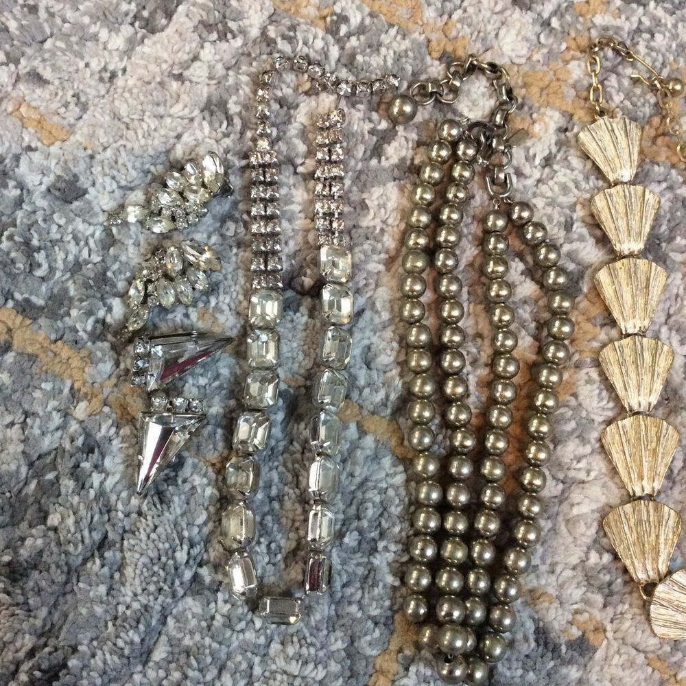 LOT OF VINTAGE COSTUME JEWELRY! GREAT CONDITION! - Picture 2 of 6